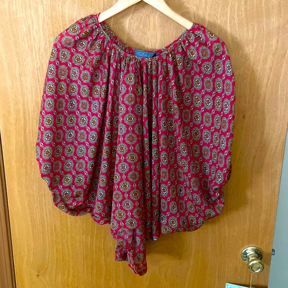 Red lightweight top w/ bat-wing sleeves.😍 - Picture 1 of 3